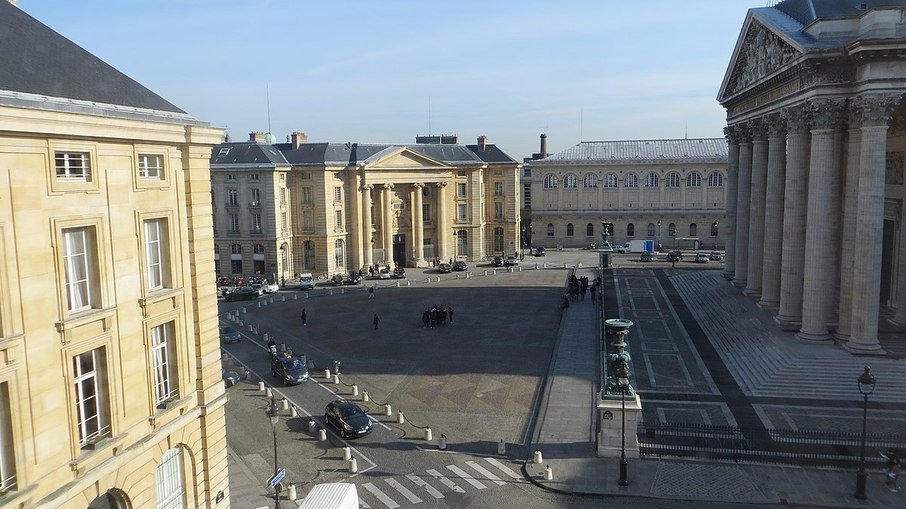 Place du Panthéon é um edifício grandioso em Paris. Place du Panthéon é um edifício grandioso em Paris.