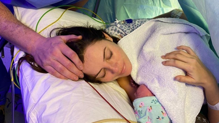 Kaya Scodelario posa com segundo filho no pós-parto Kaya Scodelario posa com segundo filho no pós-parto