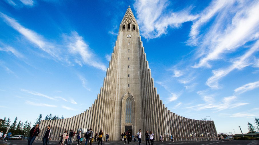 A igreja luterana Hallgrímskirkja é a maior da Islândia e foi construída em estilo gótico. A igreja luterana Hallgrímskirkja é a maior da Islândia e foi construída em estilo gótico.