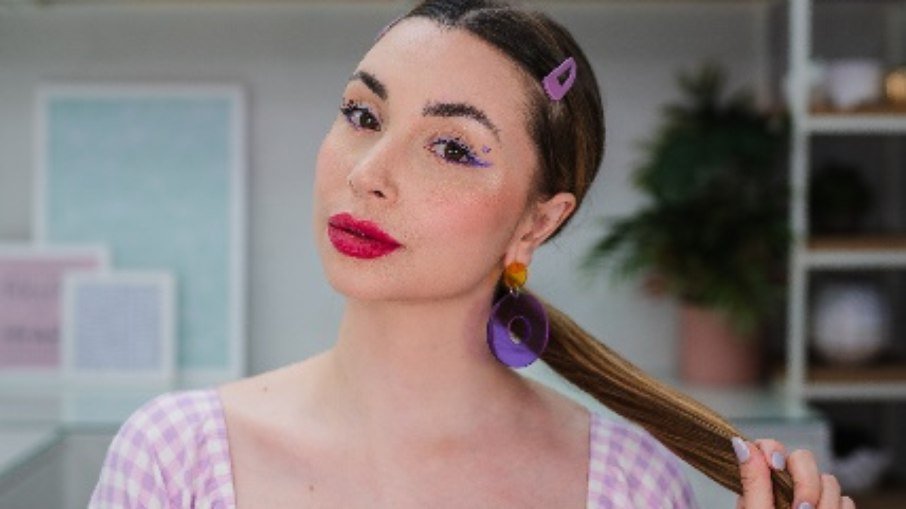 Romântica, essa make incorpora trend do olho decorado, super em alta