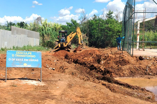 GDF Presente contém erosão atrás de quadra de esportes no Guará