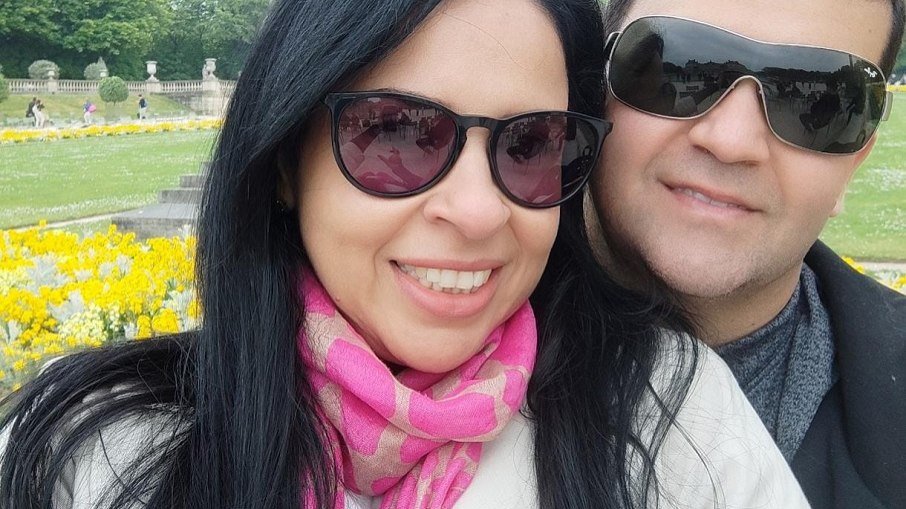 Tiago Ferreira de Souza e Maria de Oliveira Guimarães são donos de uma franquia de higienização e blindagem de estofados