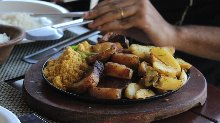 Picanha grelhada com farofa e batatas temperadas é um dos pratos servidos no menu à lá carte e serve duas pessoas Picanha grelhada com farofa e batatas temperadas é um dos pratos servidos no menu à lá carte e serve duas pessoas