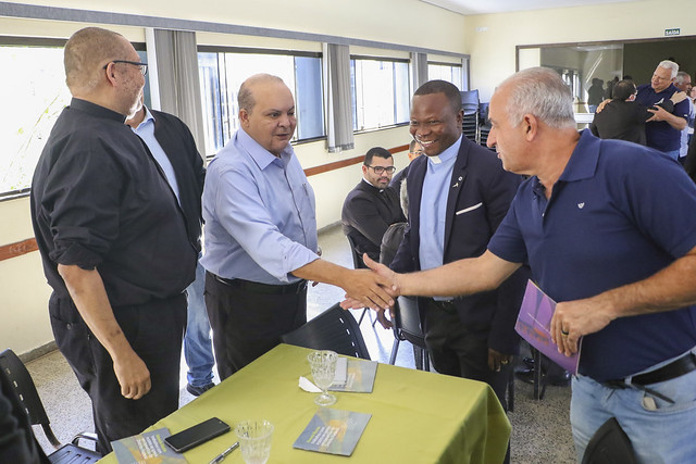 Governador Ibaneis Rocha participa de café da manhã com padres em Taguatinga