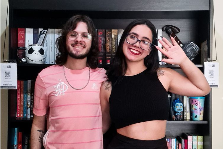 Íris Teles e Lucas Estevez administram o perfil Divulga Nacional, voltado para apresentar obras de autores independentes