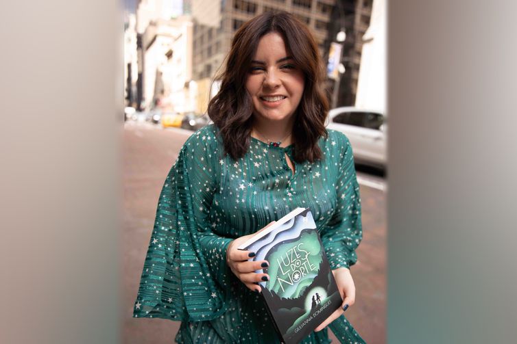 Giulianna Domingues publicou a obra de fantasia Luzes do norte como e-book, em 2017. Depois do sucesso do livro digital, ele ganhou versão física