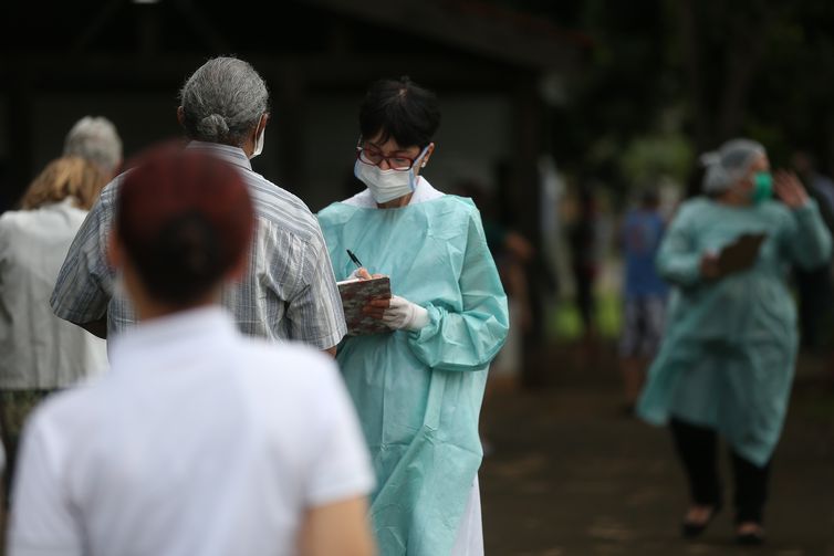 Movimentação de idosos no posto da 612 Sul para Vacinação contra Influenza