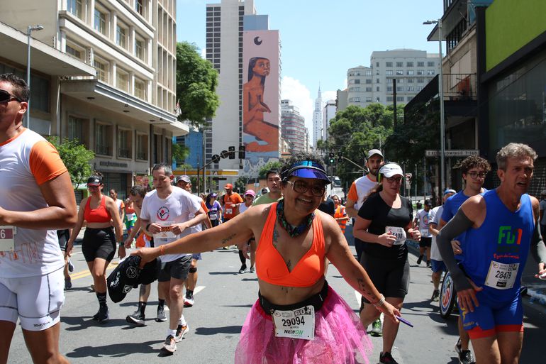 Corredores na Avenida Brigadeiro Luís Antônio durante a 97ª Corrida Internacional São Silvestre.