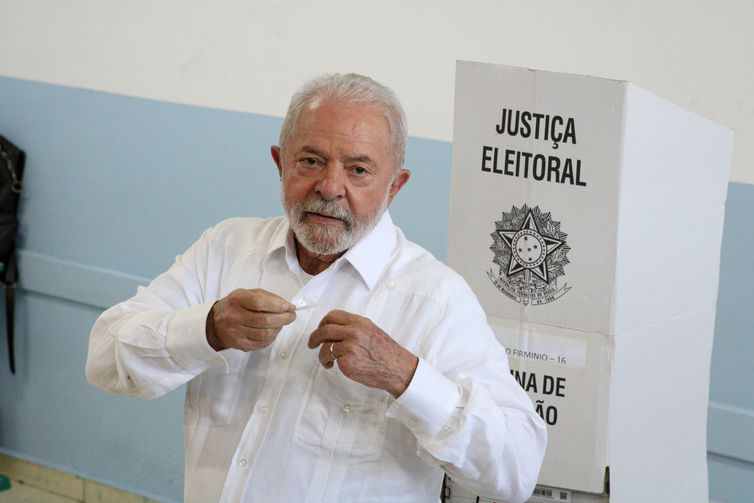 O candidato a presidência, Luiz Inácio Lula da Silva, vota na escola Escola Estadual Doutor João Firmino Corrêa de Araújo, em São Bernardo do Campo.