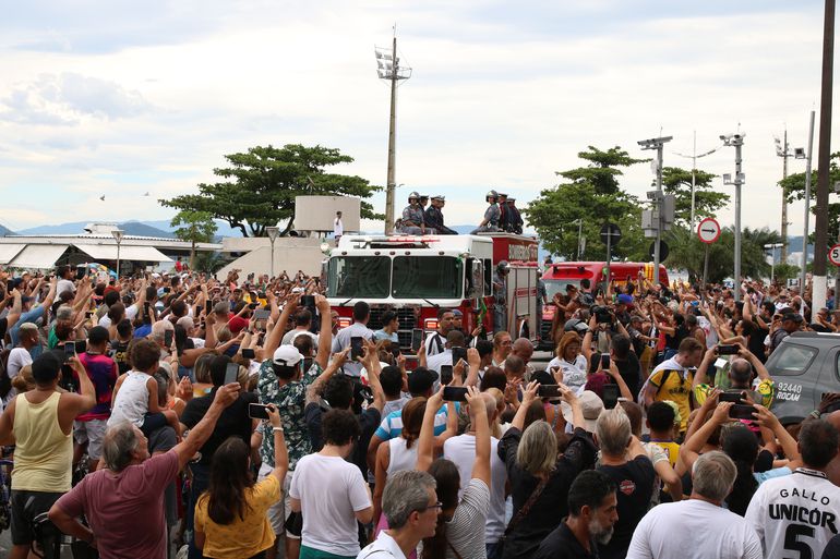 Cortejo com o corpo do jogador de futebol Edson Arantes do Nascimento, o Pelé, pelas ruas de Santos.