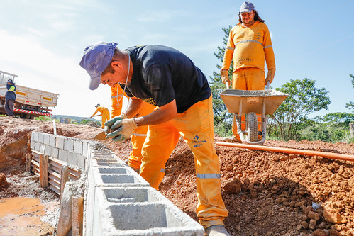 Sistema de drenagem é construído em estrada rural de São Sebastião