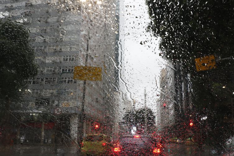 Frente fria deixa clima instável e traz chuva ao Rio de Janeiro até domingo.