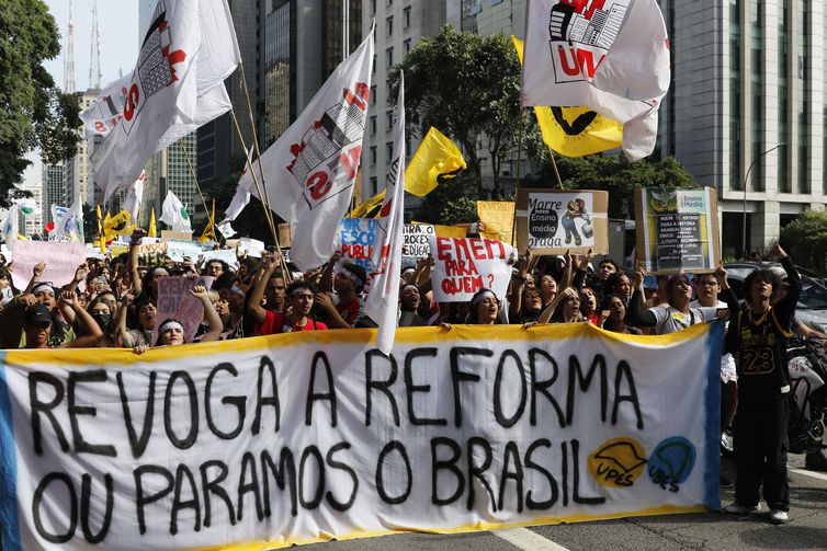 São Paulo (SP), 15/03/2023 - Estudantes secundaristas protestam pedindo a revogação do Novo Ensino Médio, na Avenida Paulista. Foto: Fernando Frazão/Agência Brasil