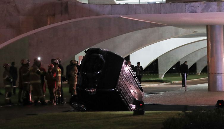 Brasília (DF) 21/03/2023  Carro caiu no espelho D'água do Palacio do Planalto.