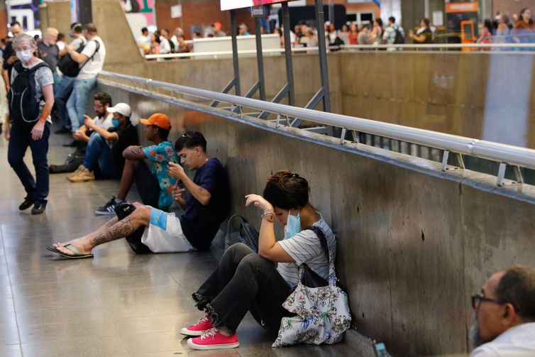 São Paulo (SP), 23/03/2023 - Passageiros aguardam no embarque da estação Palmeiras-Barra Funda, linha 3 do Metrô, durante a greve dos metroviários em São Paulo. Foto: Fernando Frazão/Agência Brasil