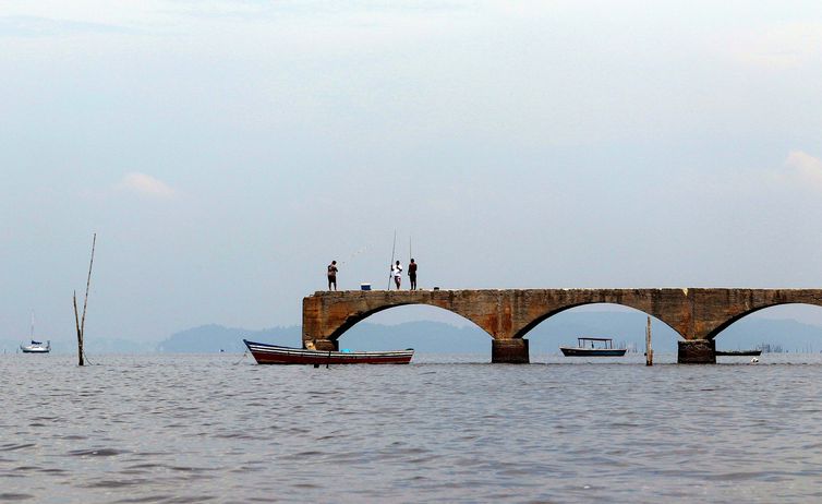 Mauá (RJ), 30/03/2023 - Pequeno pier de Mauá com pescadores na Baia de Guanabara. Foto: Tânia Rêgo/Agência Brasill