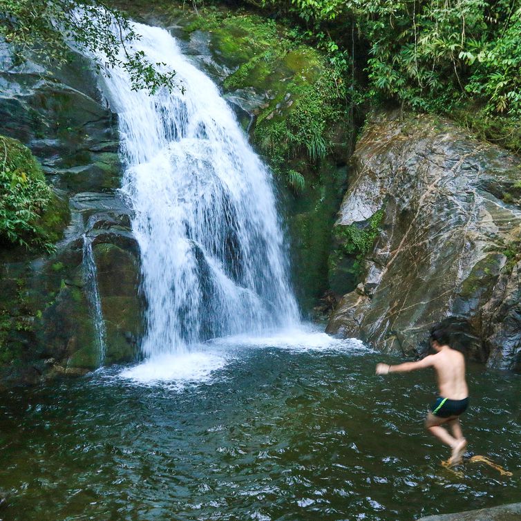 Magé (RJ), 27/03/2023 - Cachoeira Monjolo, na reserva Ecovila El Nagual, Magé, Região Metropolitana do Rio de Janeiro. Foto: Tânia Rêgo/Agência Brasil