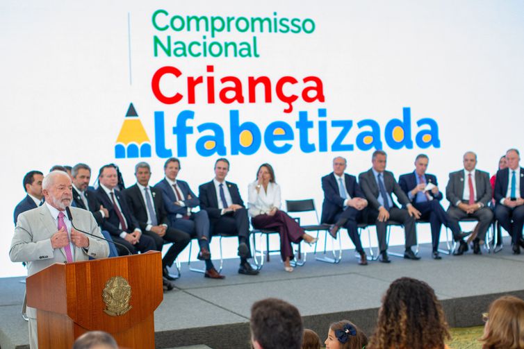 Brasília, DF 2023/06/12 O presidente Luiz Inácio Lula da Silva, acompanhado da primeira-dama Janja Lula da Silva, de governadores e dos ministros da Educação, Camilo Santana, e da Fazenda, Fernando Haddad, lança o Compromisso Nacional Criança Alfabetizada. Foto: Fabio Rodrigues-Pozzebom