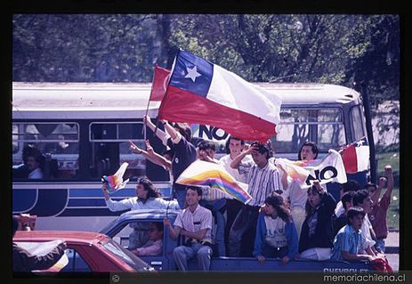 Chile – 50 anos do Golpe - População comemora a vitória do NO para permanência da ditadura – Foto: Biblioteca Nacional de Chile