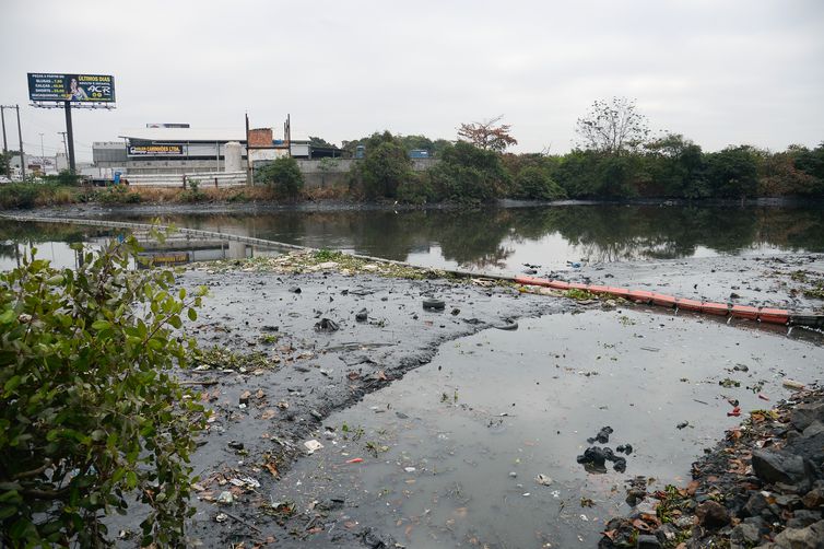 Rio de Janeiro - Ecobarreira instalada no Rio Meriti, ao lado da Rodovia Washington Luiz (BR-040), em Duque de Caxias na Baixada Fluminense, para evitar que o lixo flutuante chegue à Baía de Guanabara (Tomaz Silva/Agência Brasil)