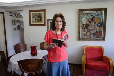 Brasília (DF) 10/09/2023 - Especial Ana Lídia 50 anos, a ex professora de Ana Lídia, Rosângela Vieira Rocha posa para fotografia em sua resodência.
Foto: Joédson Alves/Agência Brasil