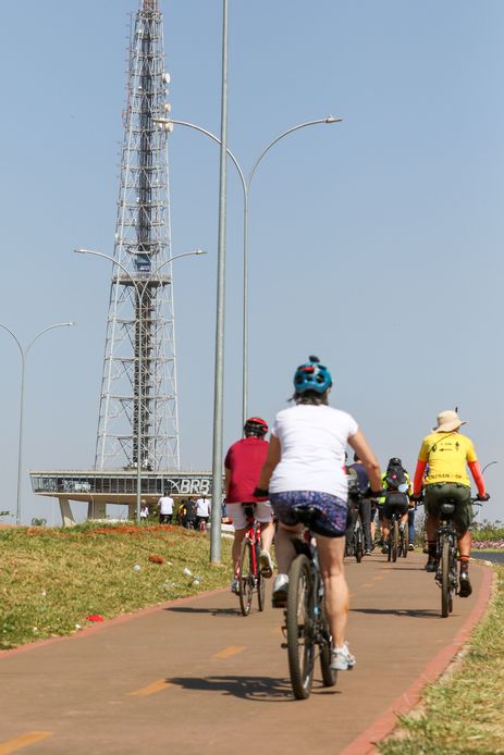Brasília, DF 22/09/2023 Cicloativistas e servidores públicos pedalaram em um bonde de bicicleta saindo da Rodoviária do Plano Piloto com destino à Câmara Legislativa do Distrito Federal pelo Dia Mundial sem Carro (CLDF). Foto: Fabio Rodrigues-Pozzebom/Agência Brasil