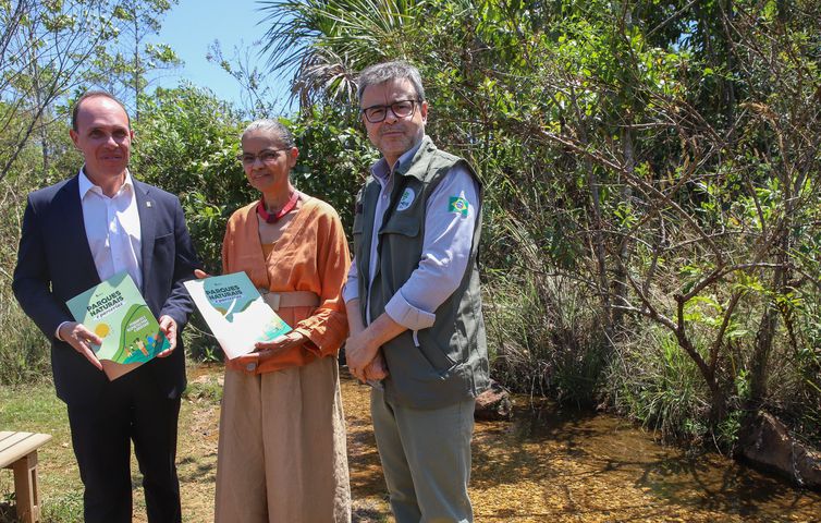 Brasília (DF), 11/09/2023, Andrey Silva (PPI-Casa Civil), a ministra do Meio Ambiente e Mudança do Clima, Marina Silva, e o presidente do ICMBio, Mauro Pires, durante assinatura do Plano de Manejo do Parque Nacional de Brasília.  Foto: Antônio Cruz/Agência Brasil