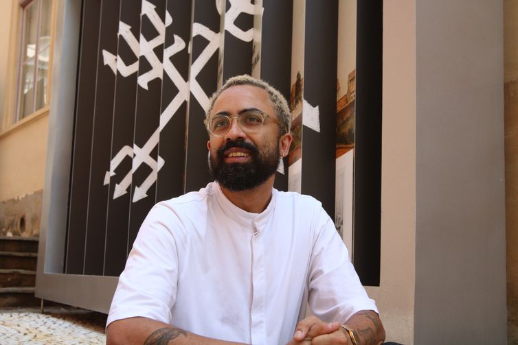 São Paulo (SP), 05/10/2023 - O artista Jaime Lauriano apresenta as obras que fazem parte do Panorama da Cidade de São Paulo, projeto que propõem releituras de pinturas históricas, nas escadarias do Beco do Pinto. Foto: Rovena Rosa/Agência Brasil