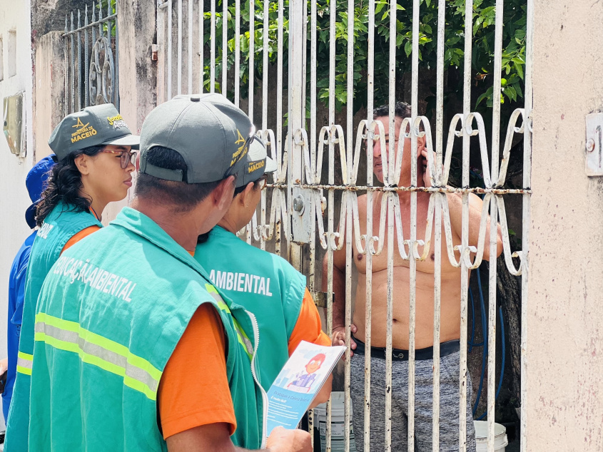Moradores do Joaquim Leão são orientados sobre descarte correto de resíduos. Foto: Cristalya Tavares/Ascom Alurb