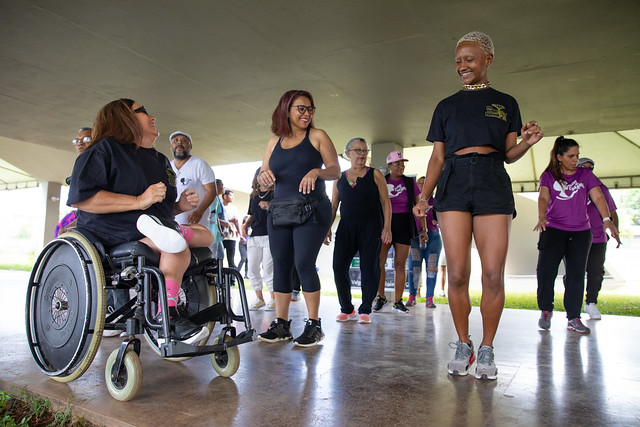 18/02/2024 - Ceilândia tem domingo de charme, com dança e inclusão social