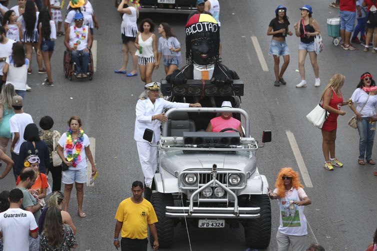 Brasília - Tradicional e irreverente, o bloco de carnaval O Pacotão desfila pelas ruas da capital  (Valter Campanato/Agência Brasil)