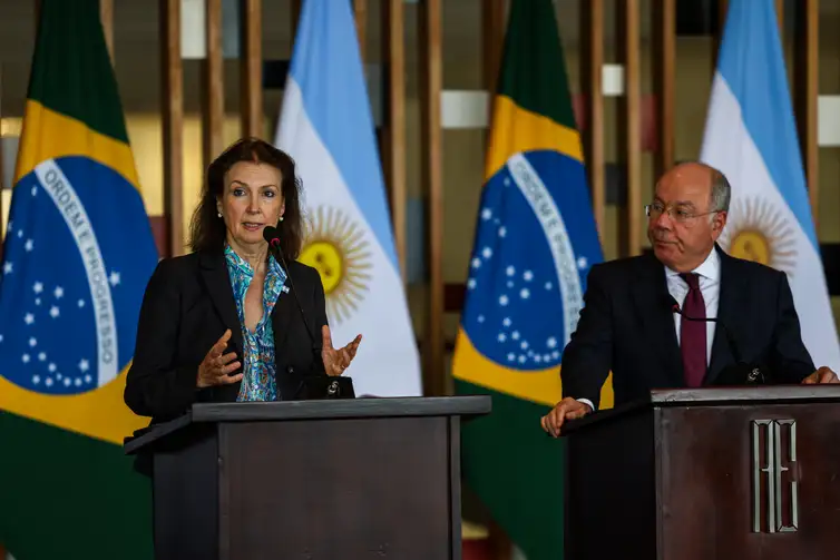 Brasília (DF) 15/04/2024 – O ministro das Relações Exteriores, Mauro Vieira (d), se reúne com a ministra de Relações Exteriores, Comércio Internacional e Culto da Argentina, Diana Mondino (e). No encontro, Brasil e Argentina vão discutir questões sobre a infraestrutura física fronteiriça, a cooperação em matéria de energia e de defesa, a Hidrovia Paraguai-Paraná, e o fortalecimento do Mercosul e dos processos de integração regional.
Foto: José Cruz/Agência Brasil