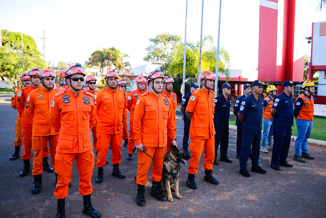 17/05/2024 - Nova equipe do Corpo de Bombeiros e da Defesa Civil segue para o Rio Grande do Sul