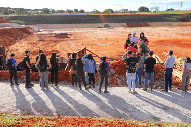 21/06/2024 - Estudantes de engenharia acompanham obras da bacia de detenção do Drenar DF