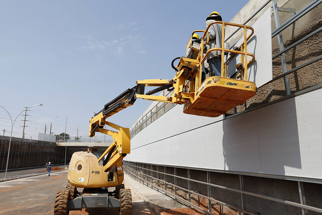 09/10/2024 - GDF instala postes e placas de acabamento no complexo viário do Jardim Botânico