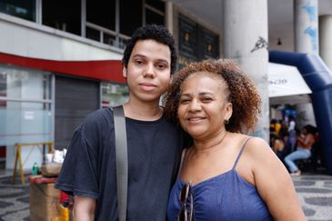 Rio de Janeiro (RJ), 03/11/2024 - O candidato Luiz Eduardo Rodrigues e sua mãe, Ana Cristina da Silva chegam para primeira etapa do Exame Nacional do Ensino Médio (Enem) de 2024, na Univesidade Estácio de Sá, no centro da cidade. Foto: Tânia Rêgo/Agência Brasil