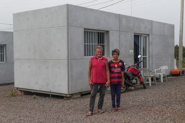 Cruzeiro do sul (RS), 27/04/2025 – O casal, Liane Maria de Quadros (64 anos) e Danilo Hiedt (65 anos), conversam com agência Brasil, no abrigo temporário.
58 moradias temporárias na parte alta de um morro onde será construído o novo bairro passo estrela.O novo loteamento contará com 480 lotes, dos quais parte será destinada à construção de moradias através das Atas de Registro de Preço da Secretaria de Habitação e Regularização Fundiária (Sehab), e outra parte será disponibilizada para que os próprios beneficiários construam suas casas com recursos próprios. O investimento estimado é de R$ 120 milhões
Foto: Joédson Alves/Agência Brasil
