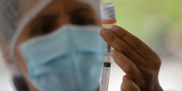 Rio recebe nova remessa de vacinas contra covid-19