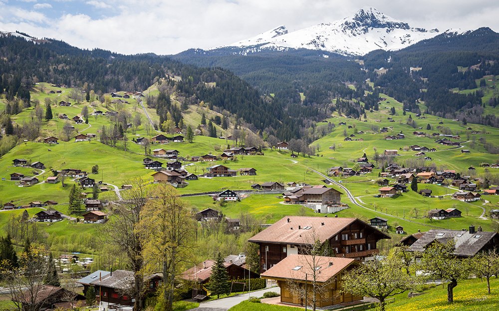 Paisagem rural da cidade de Interlaken, na Suíça. Foto: Tranmautritam/Pexels