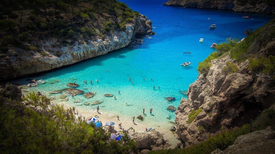 A praia de Maiorca é conhecida como um dos melhores lugares para praticar o topless no mundo