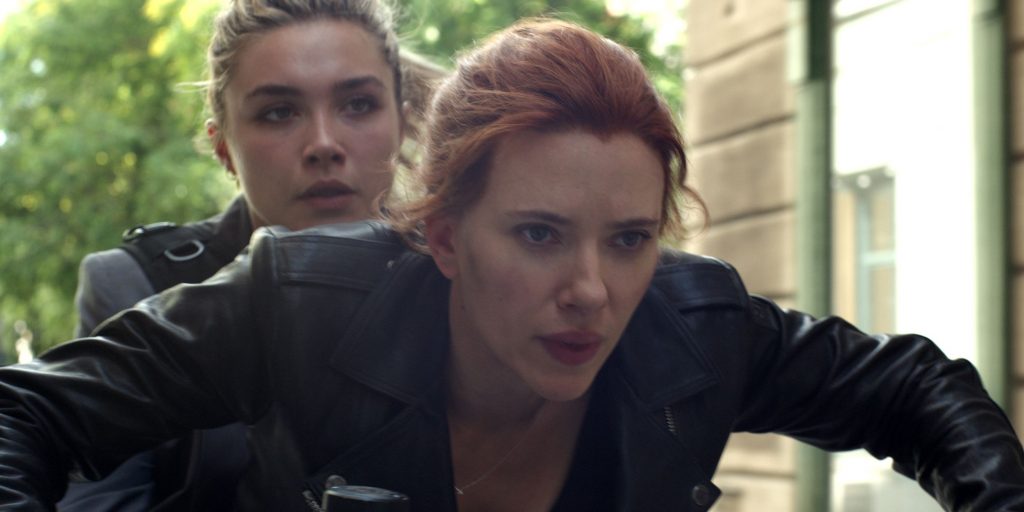 Natasha (Scarlett Johansson) e Yelena (Florence Pugh) fogem de assassina em cena inédita de 'Viúva Negra'. Imagem: Marvel Studios/Divulgação