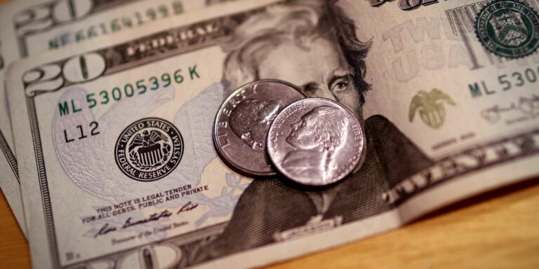 Dólar desacelera com reforma tributária e fecha a R$ 5,18