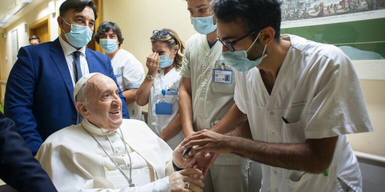 Papa Francisco deixa o hospital