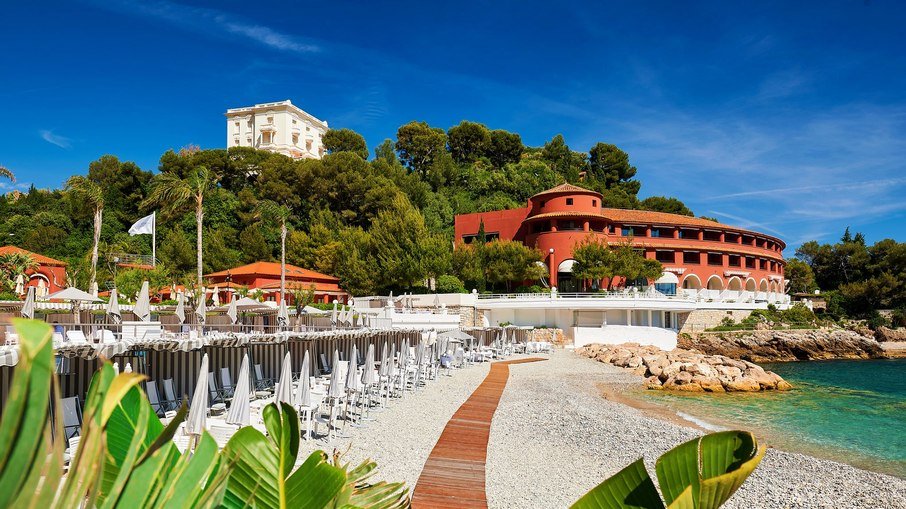 O hotel 5 estrelas Monte-Carlo Beach oferece praia privativa e experiências aquáticas, com diárias de até R$5.793.