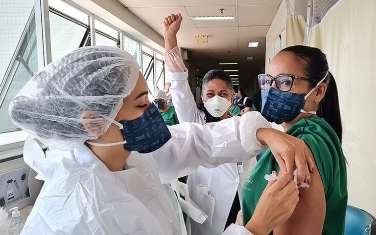 Ceará chega a seis meses de vacinação liderando aplicação de primeira dose no Nordeste