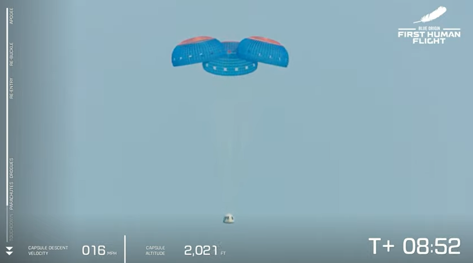 Cápsula descendo com os paraquedas. Foto: Reprodução/Blue Origin
