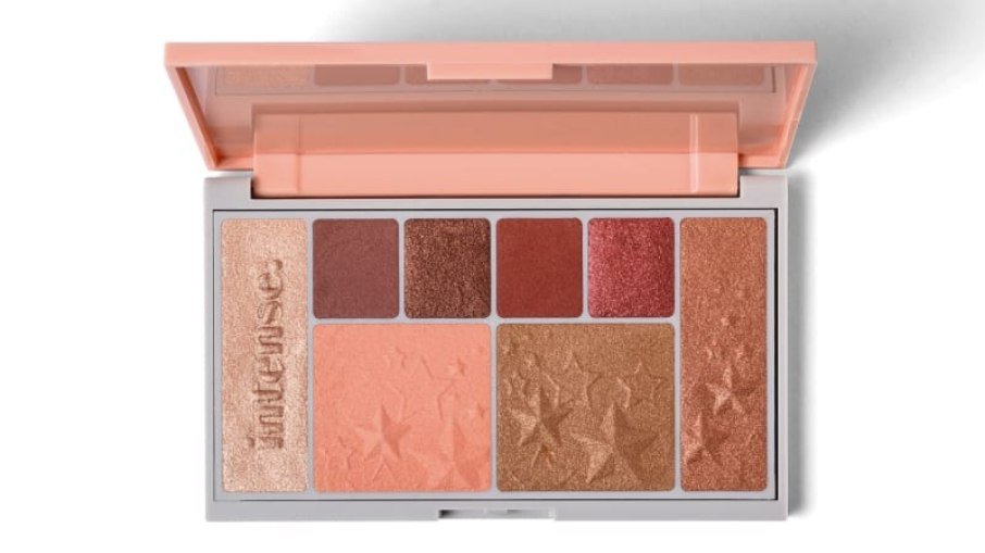 A palette traz 8 cores com tons rosé que podem ser usados por vários tons de pele e como iluminador, blush, bronzer e sombra.