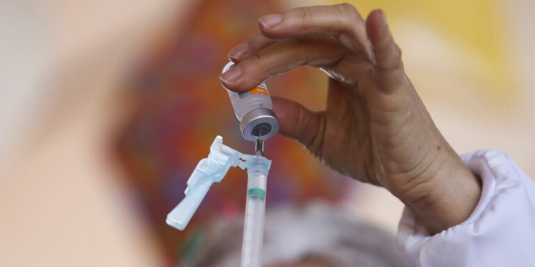 Longas filas marcam vacinação contra covid-19 no Distrito Federal