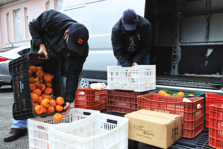 Governo do Estado faz primeira entrega de alimentos do Compra Direta em Curitiba