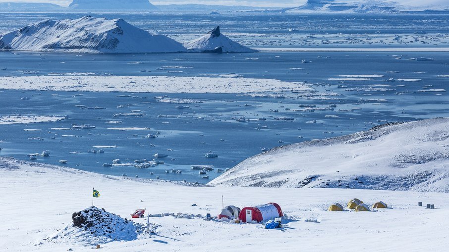 Acampamento do programa Ártico Brasileiro na Ilha Vega